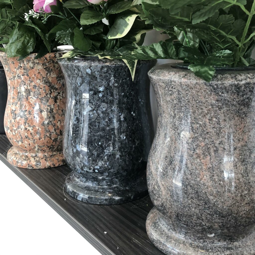 vases couleurs differentes en pierre