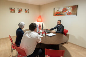 conseiller aidant une famille