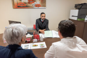 conseiller aidant une famille