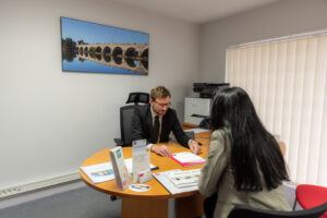 conseiller funeraire aidant une cliente