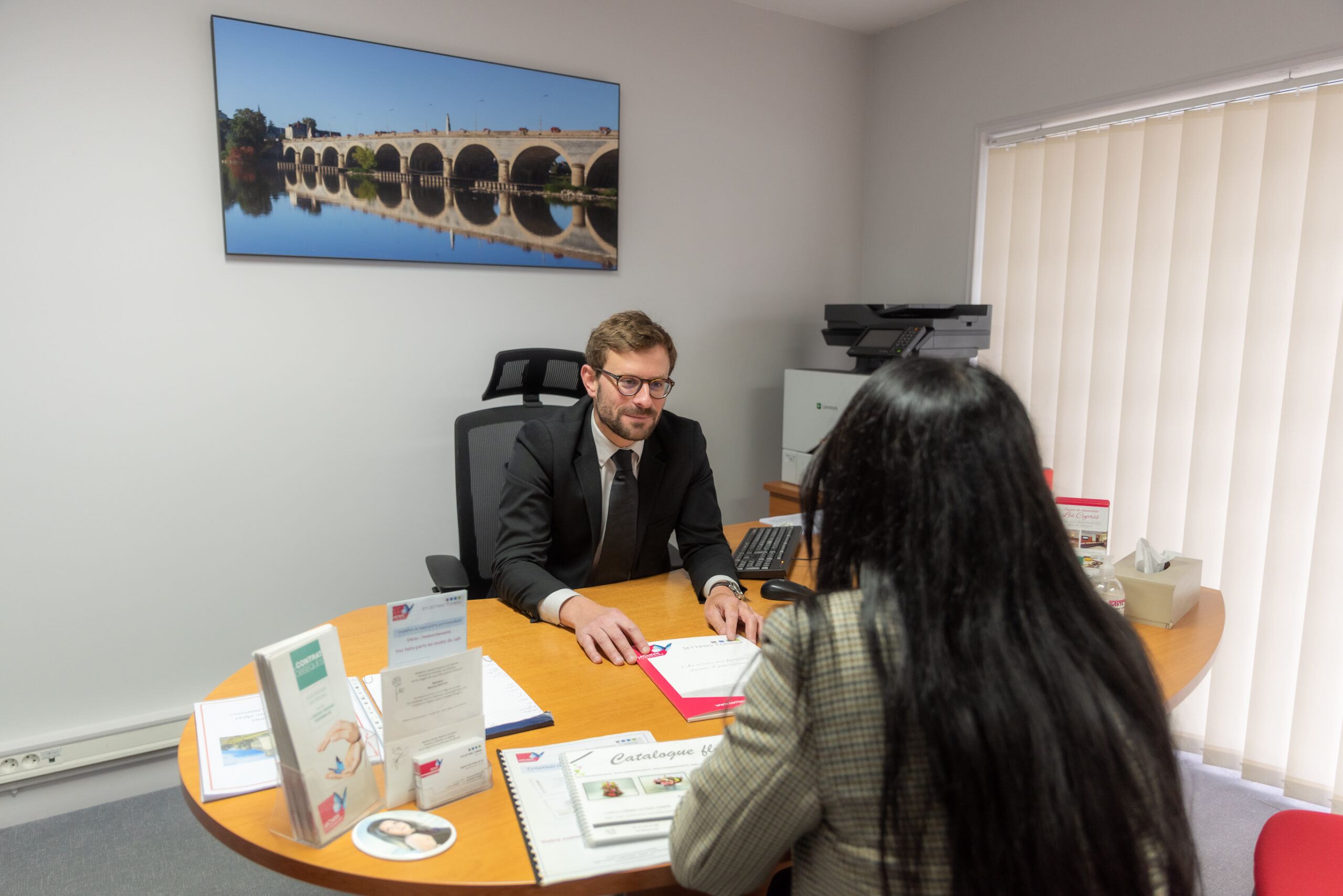 conseiller funeraire aidant une cliente