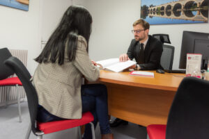 conseiller funeraire aidant une cliente