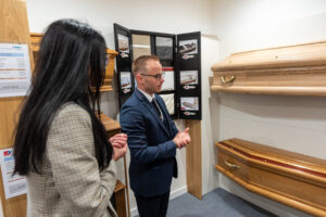 conseiller funeraire montrant differentes cercueils