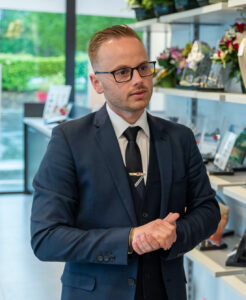 responsable en train ecouter attentivement