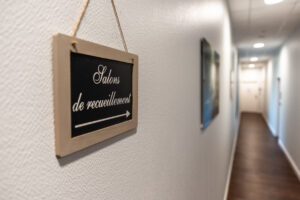 couloir vers salons de recueillement